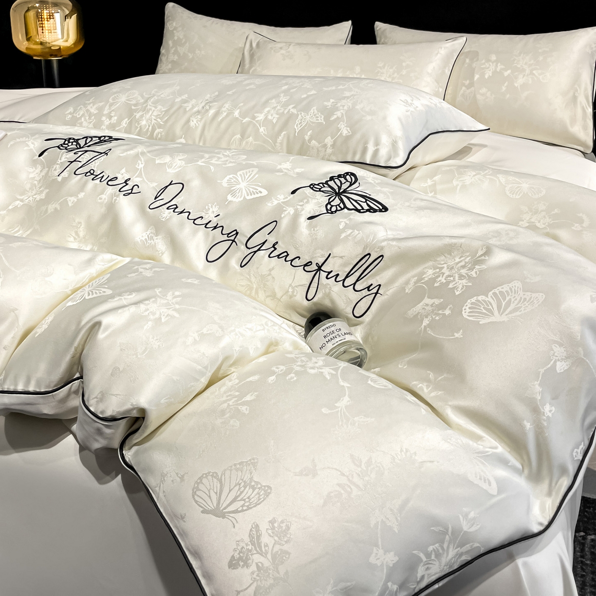 91家纺网 家纺一手货源 找家纺 慕澄家纺 2026新款厚织亮丝提花刺绣水洗真丝四件套 蝶恋花-霜白