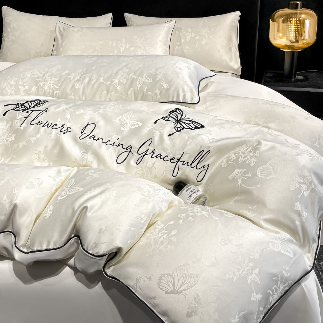 91家纺网 家纺一手货源 找家纺 慕澄家纺 2026新款厚织亮丝提花刺绣水洗真丝四件套 蝶恋花-霜白