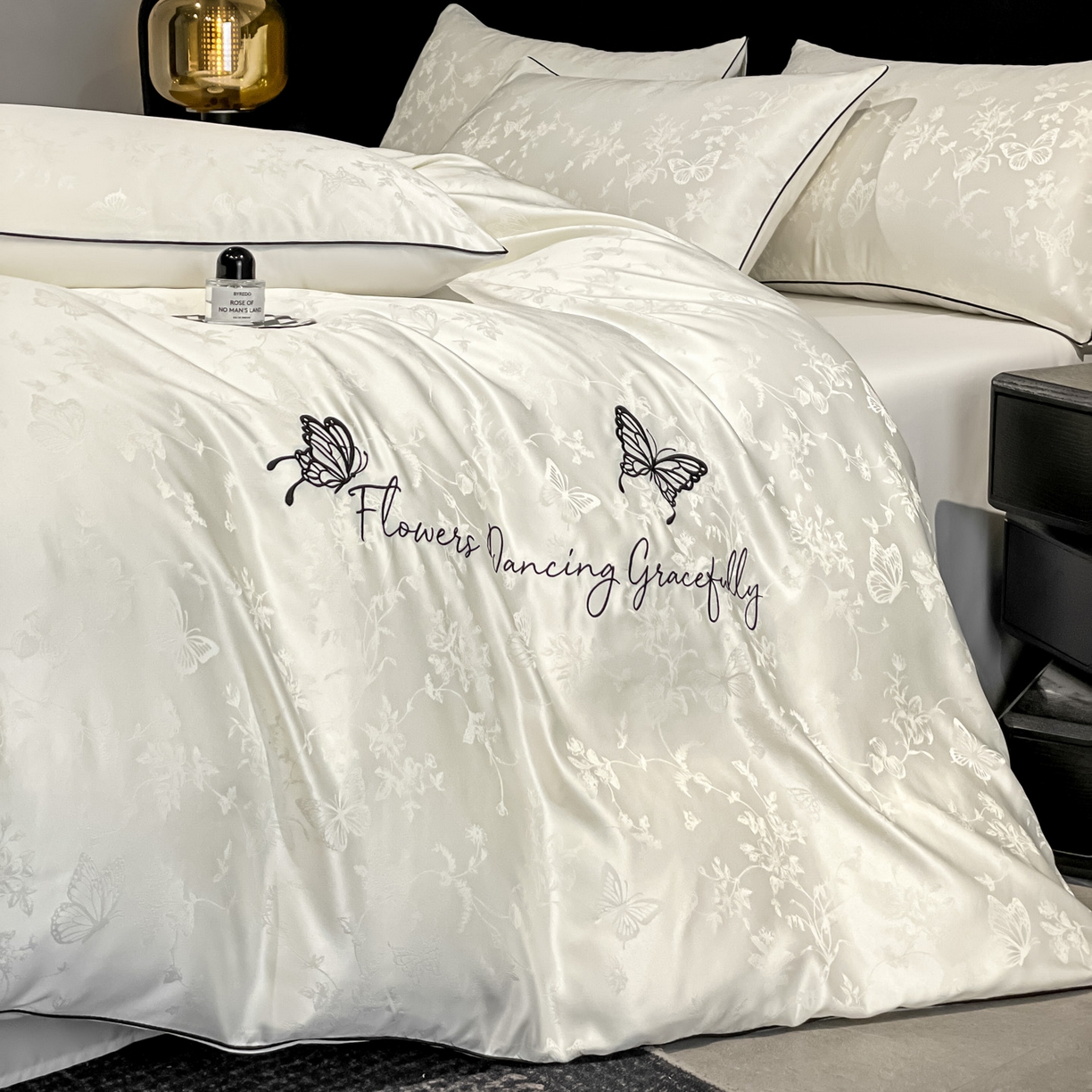 91家纺网 家纺一手货源 找家纺 慕澄家纺 2026新款厚织亮丝提花刺绣水洗真丝四件套 蝶恋花-霜白