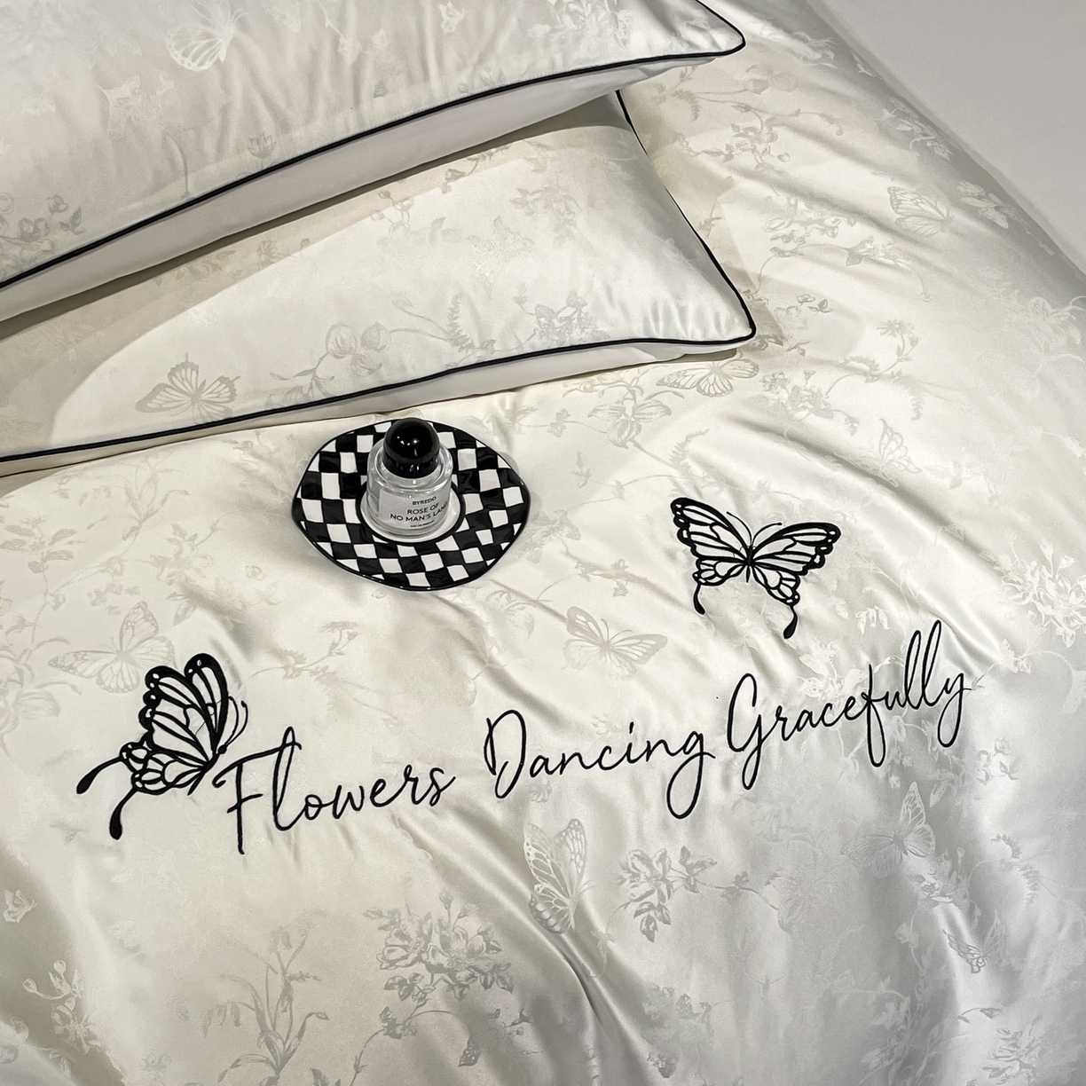 91家纺网 家纺一手货源 找家纺 慕澄家纺 2026新款厚织亮丝提花刺绣水洗真丝四件套 蝶恋花-霜白