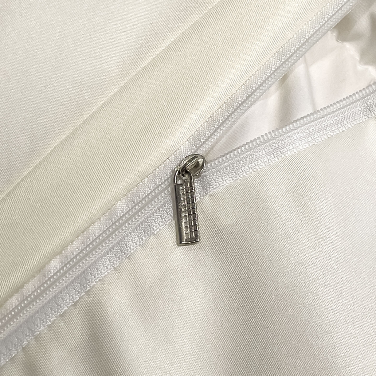 91家纺网 家纺一手货源 找家纺 慕澄家纺 2026新款厚织亮丝提花刺绣水洗真丝四件套 蝶恋花-霜白