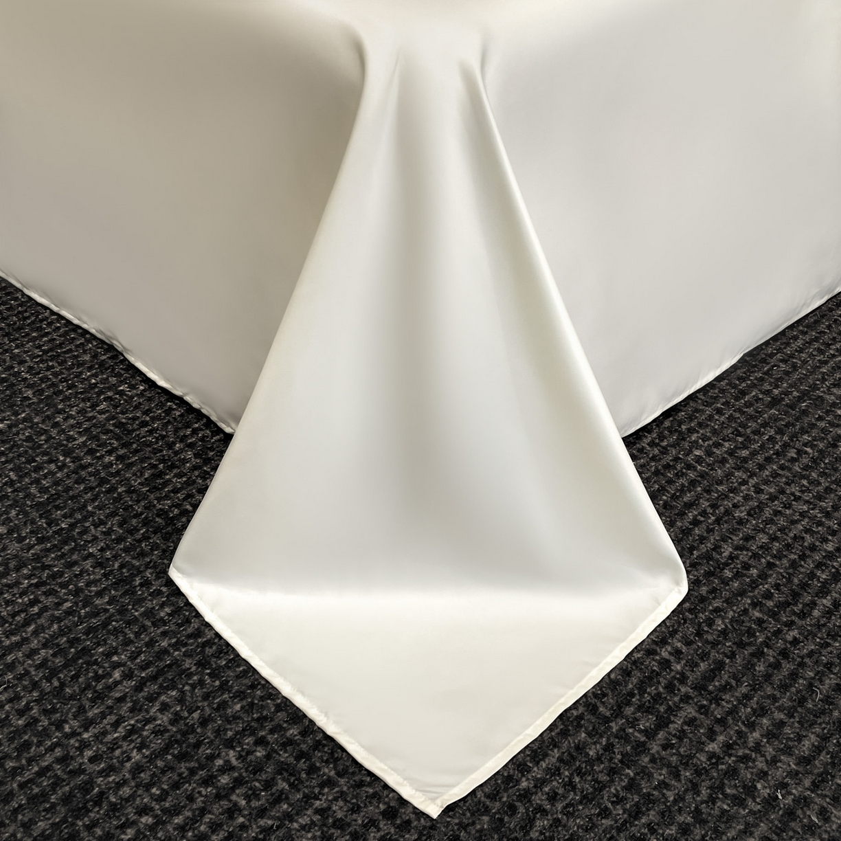 91家纺网 家纺一手货源 找家纺 慕澄家纺 2026新款厚织亮丝提花刺绣水洗真丝四件套 蝶恋花-霜白