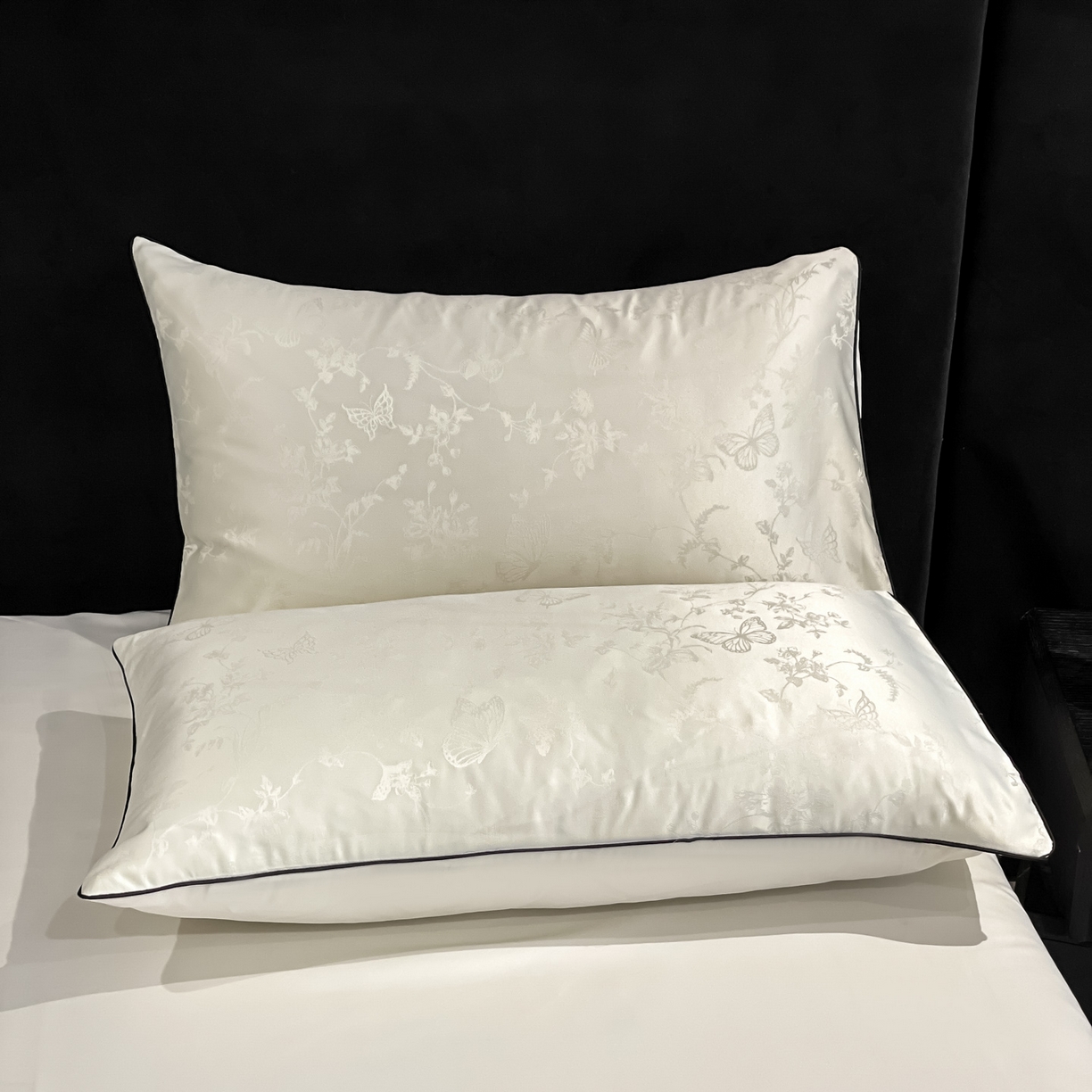 91家纺网 家纺一手货源 找家纺 慕澄家纺 2026新款厚织亮丝提花刺绣水洗真丝四件套 蝶恋花-霜白