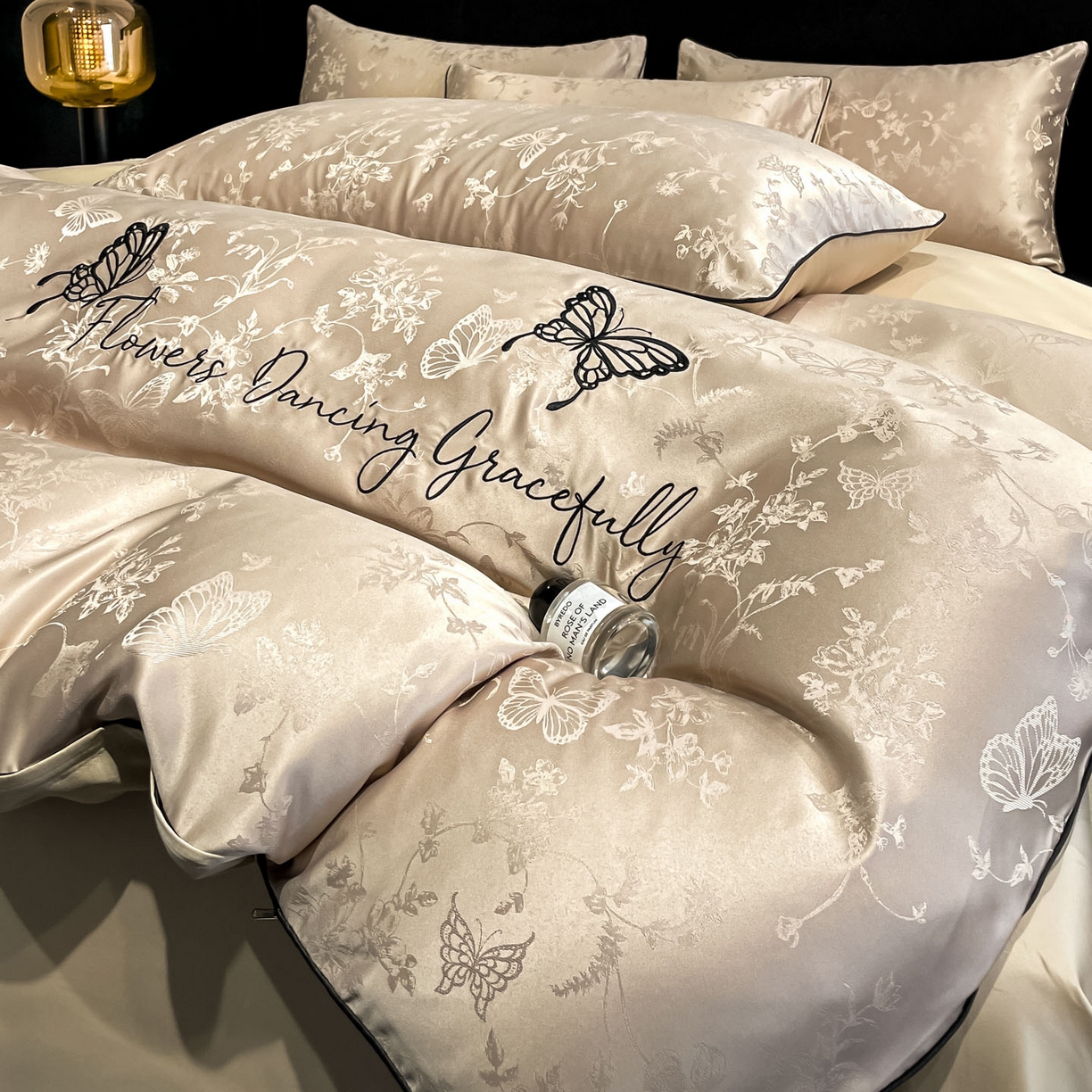 91家纺网 家纺一手货源 找家纺 慕澄家纺 2026新款厚织亮丝提花刺绣水洗真丝四件套 蝶恋花-香槟金