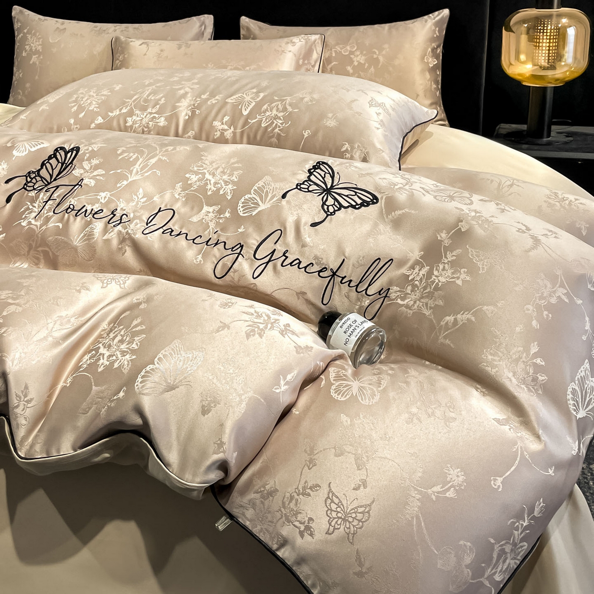 91家纺网 家纺一手货源 找家纺 慕澄家纺 2026新款厚织亮丝提花刺绣水洗真丝四件套 蝶恋花-香槟金