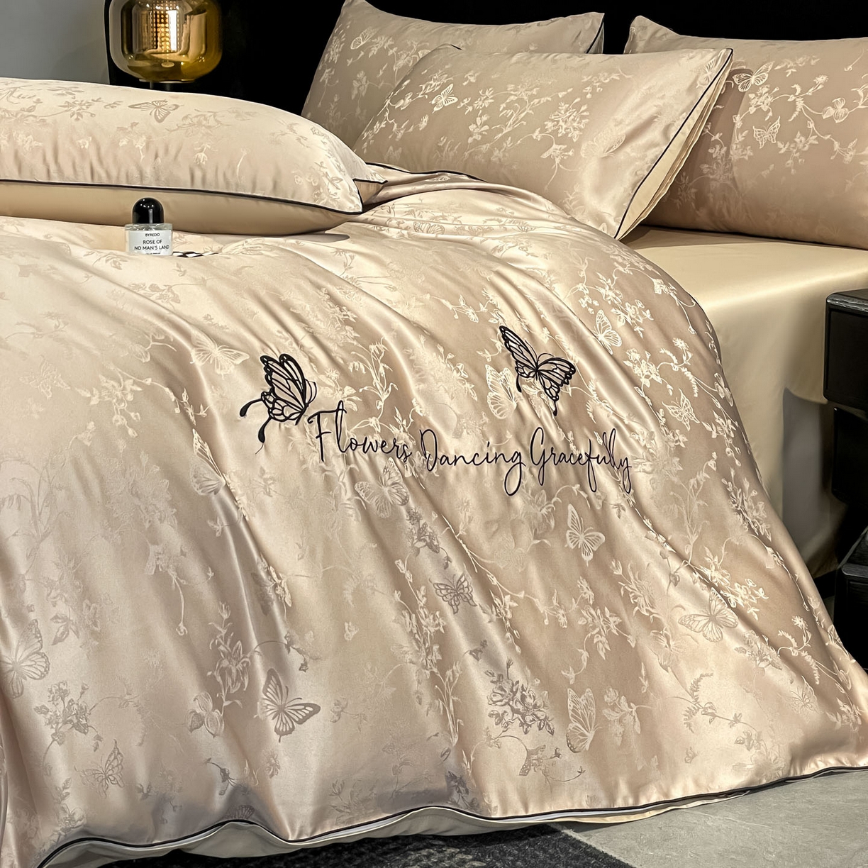 91家纺网 家纺一手货源 找家纺 慕澄家纺 2026新款厚织亮丝提花刺绣水洗真丝四件套 蝶恋花-香槟金