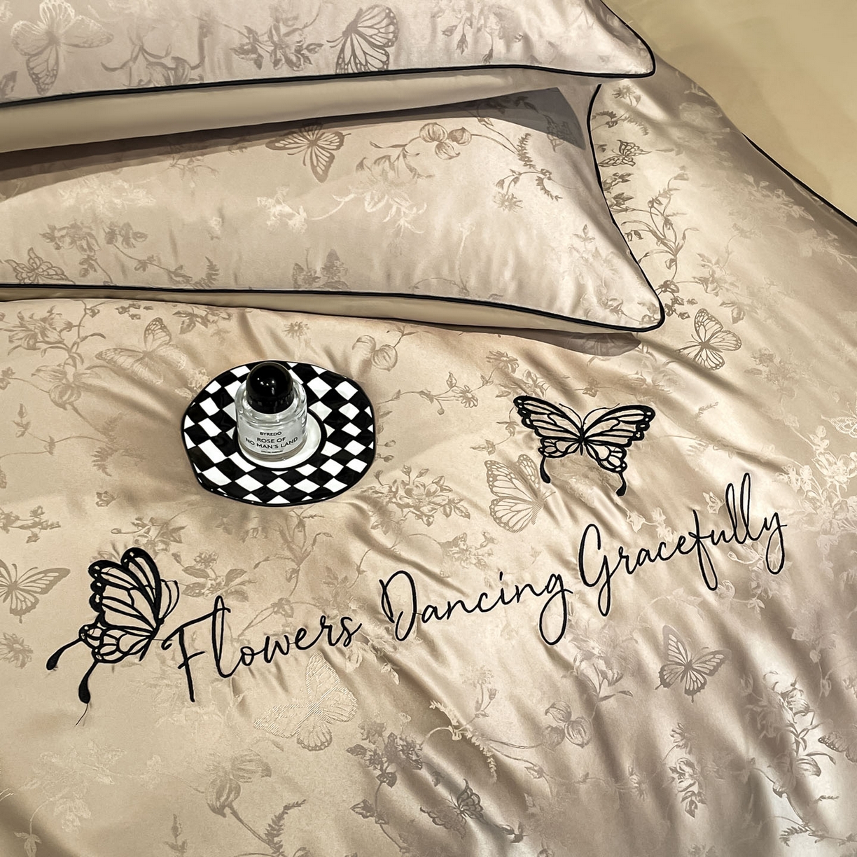 91家纺网 家纺一手货源 找家纺 慕澄家纺 2026新款厚织亮丝提花刺绣水洗真丝四件套 蝶恋花-香槟金