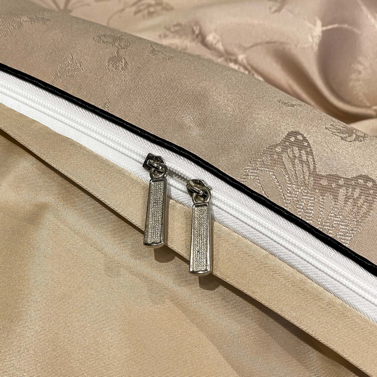 91家纺网 家纺一手货源 找家纺 慕澄家纺 2026新款厚织亮丝提花刺绣水洗真丝四件套 蝶恋花-香槟金