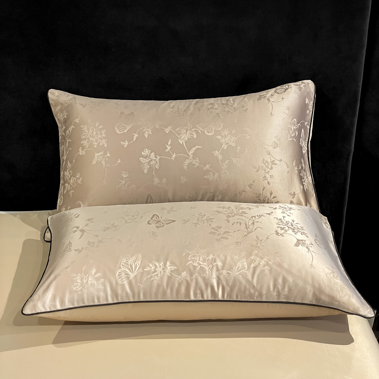 91家纺网 家纺一手货源 找家纺 慕澄家纺 2026新款厚织亮丝提花刺绣水洗真丝四件套 蝶恋花-香槟金