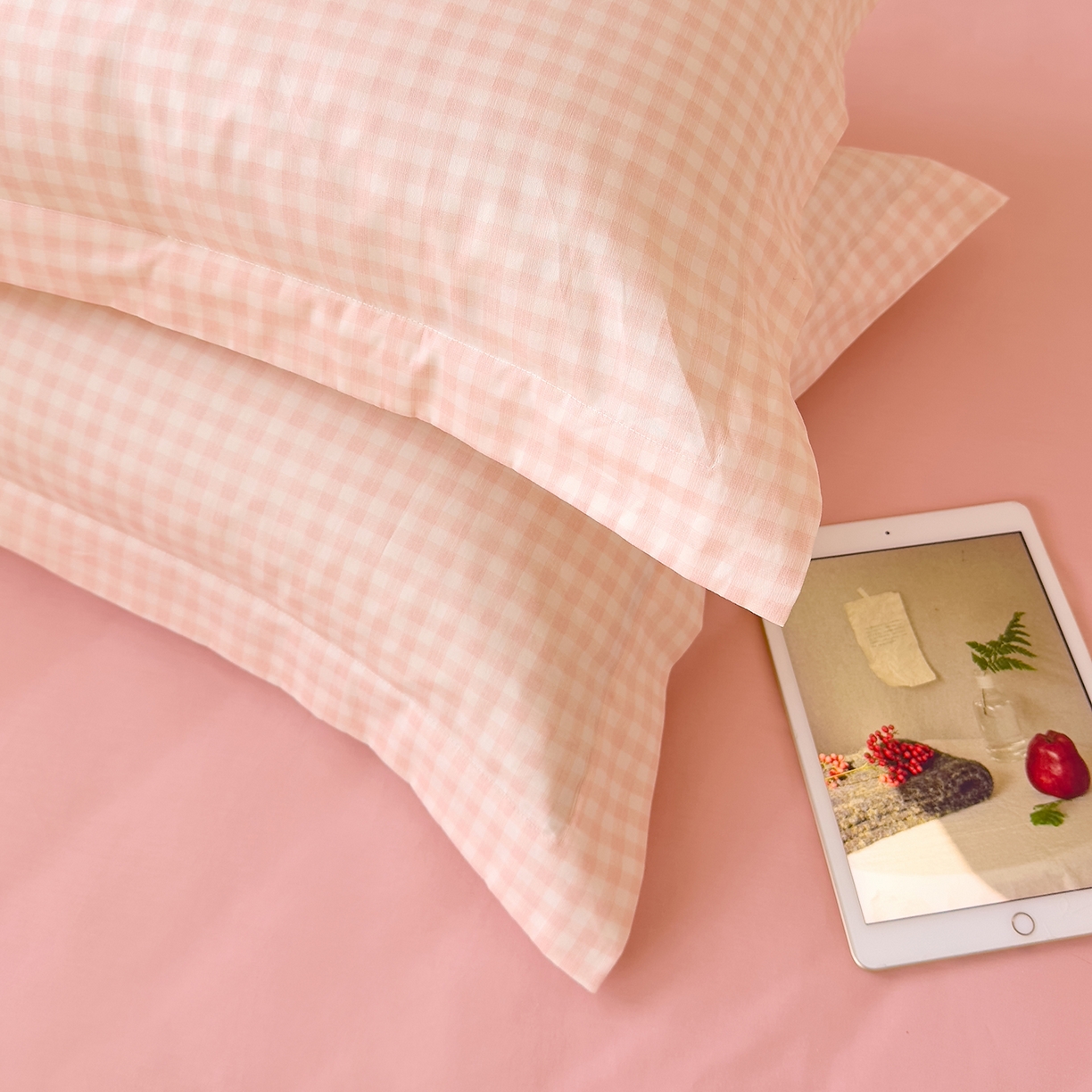 91家纺网 家纺一手货源 找家纺 DoDo 兜兜 2026年全棉纯棉ins风小清新四件套 樱粉奶盖-枕套混搭（格子+纯色）