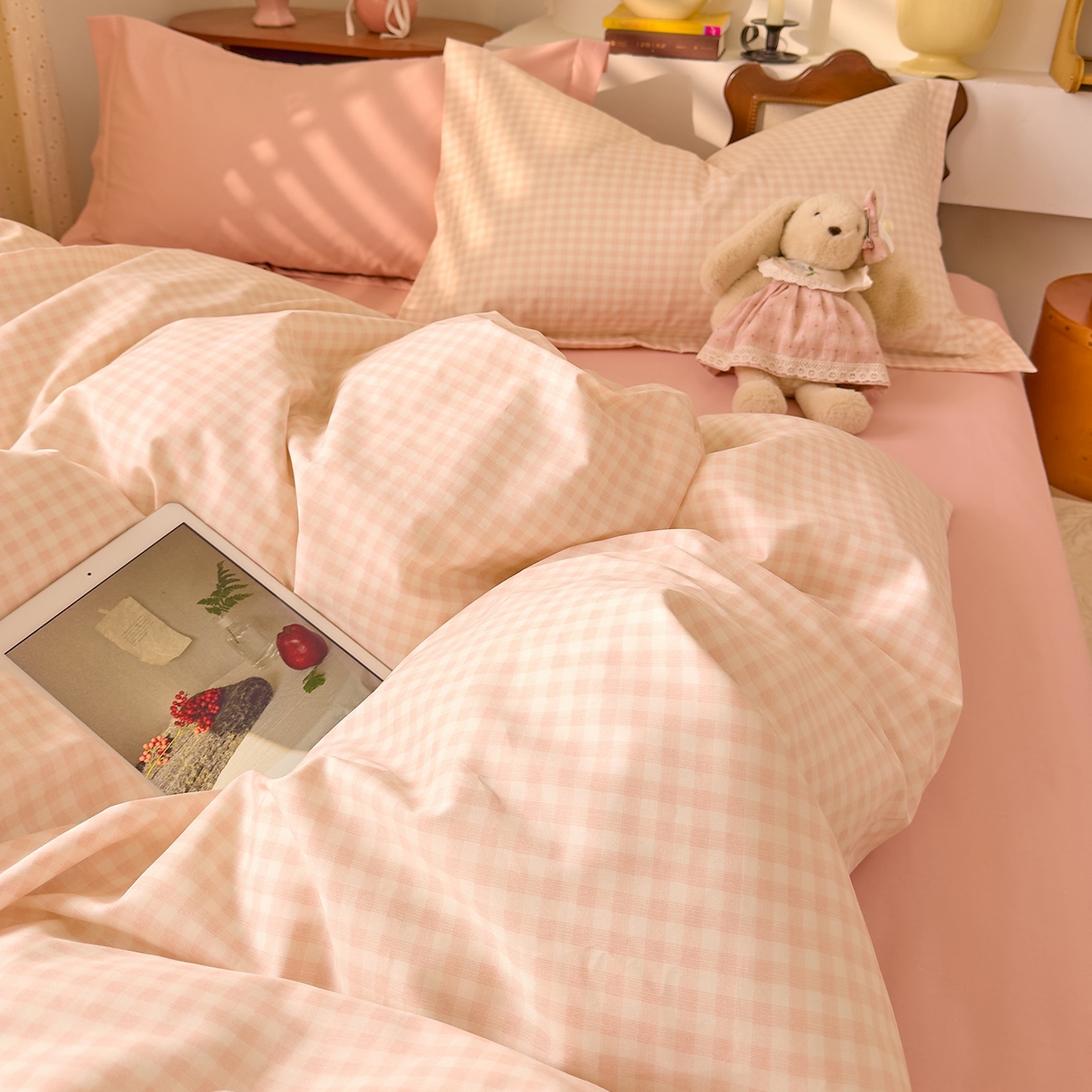 91家纺网 家纺一手货源 找家纺 DoDo 兜兜 2026年全棉纯棉ins风小清新四件套 樱粉奶盖-枕套1对格子