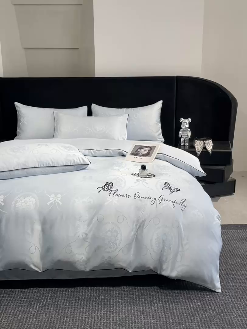 91家纺网 家纺一手货源 找家纺 慕澄家纺 2026新款厚织亮丝提花刺绣水洗真丝四件套 蝶恋花-冰蓝