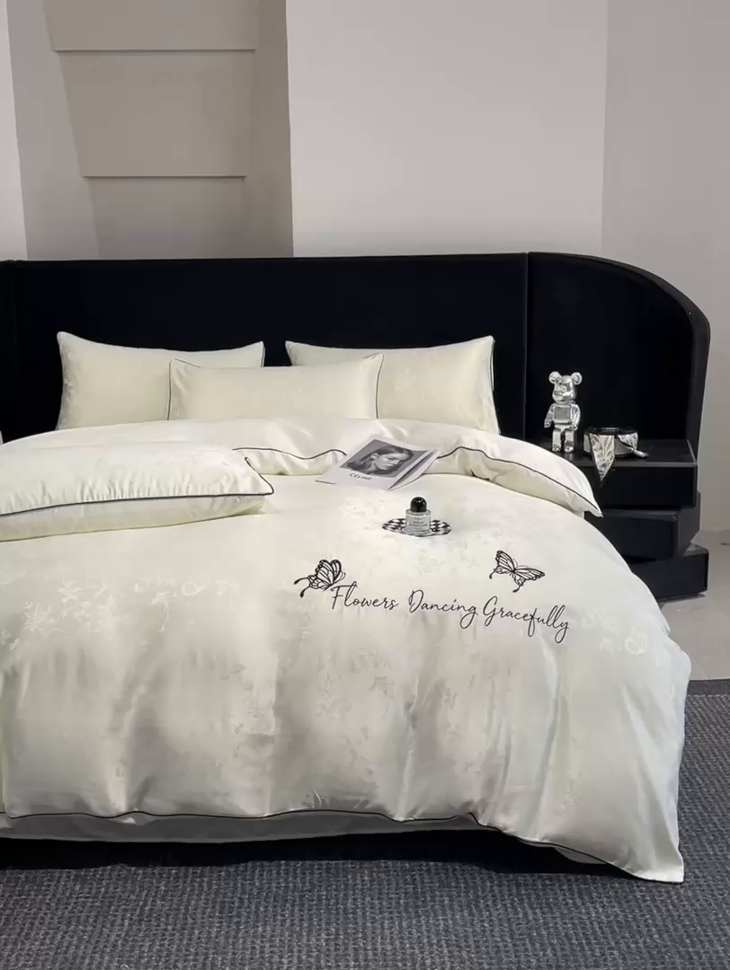 91家纺网 家纺一手货源 找家纺 慕澄家纺 2026新款厚织亮丝提花刺绣水洗真丝四件套 蝶恋花-霜白