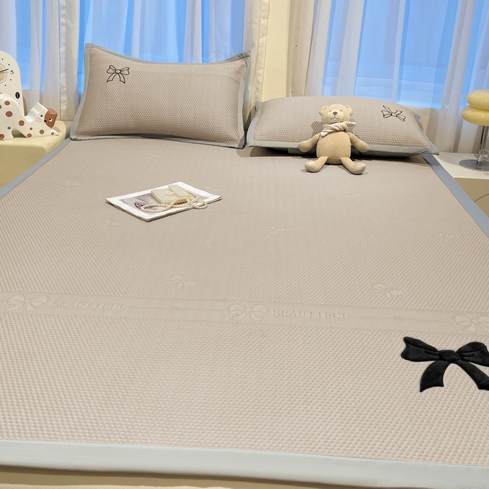 91家纺网 家纺一手货源 找家纺 （总）爱思凯家纺 2026新款凉感PE冰豆豆贴布绣软席-绮梦系列-床席款 【场景二 】