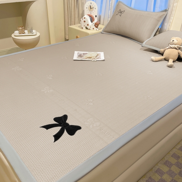 91家纺网 家纺一手货源 找家纺 （总）爱思凯家纺 2026新款凉感PE冰豆豆贴布绣软席-绮梦系列-床席款 【场景二 】