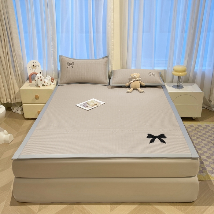 91家纺网 家纺一手货源 找家纺 （总）爱思凯家纺 2026新款凉感PE冰豆豆贴布绣软席-绮梦系列-床席款 【场景二 】