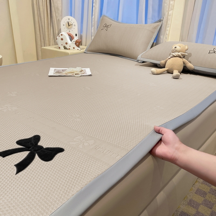 91家纺网 家纺一手货源 找家纺 （总）爱思凯家纺 2026新款凉感PE冰豆豆贴布绣软席-绮梦系列-床席款 【场景二 】