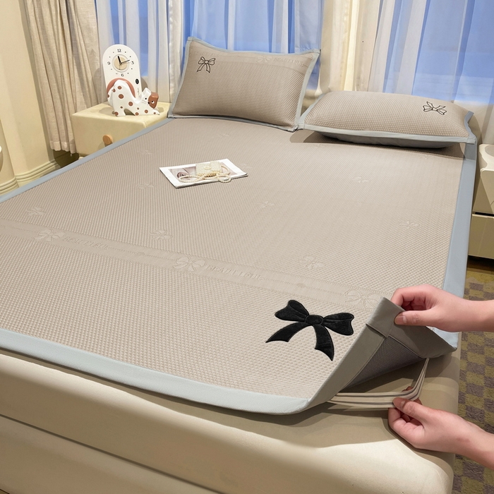 91家纺网 家纺一手货源 找家纺 （总）爱思凯家纺 2026新款凉感PE冰豆豆贴布绣软席-绮梦系列-床席款 【场景二 】