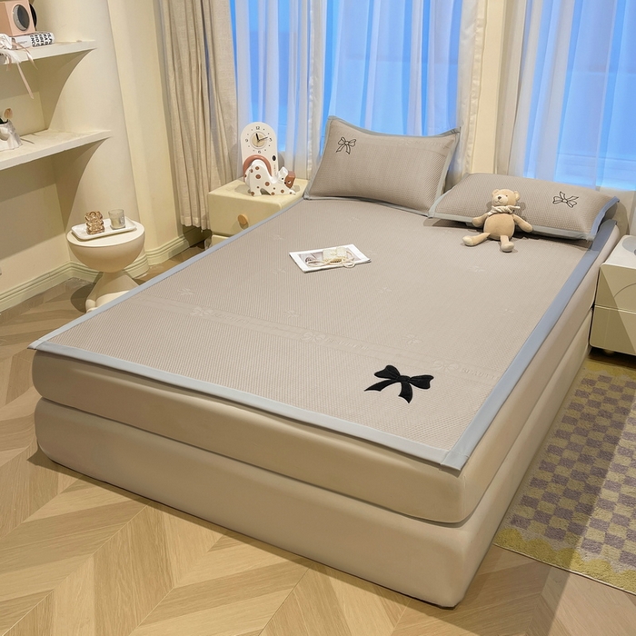 91家纺网 家纺一手货源 找家纺 （总）爱思凯家纺 2026新款凉感PE冰豆豆贴布绣软席-绮梦系列-床席款 【场景二 】