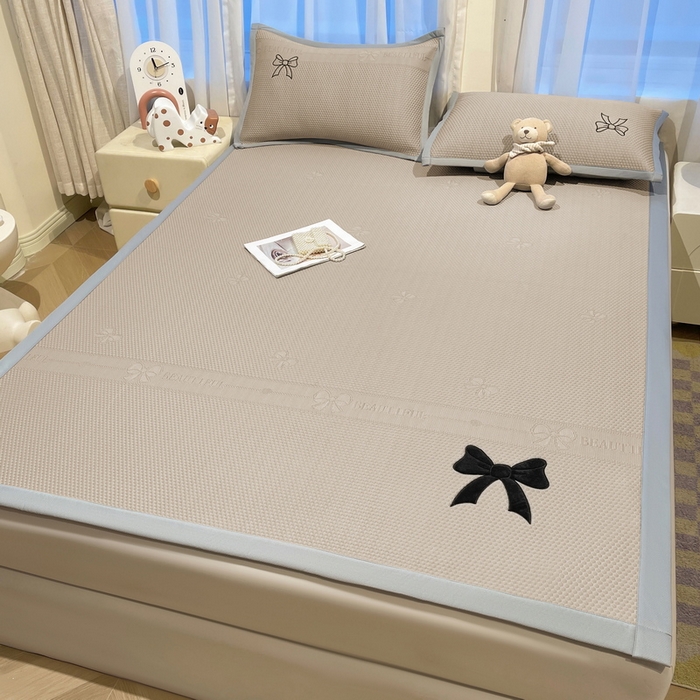 91家纺网 家纺一手货源 找家纺 （总）爱思凯家纺 2026新款凉感PE冰豆豆贴布绣软席-绮梦系列-床席款 【场景二 】