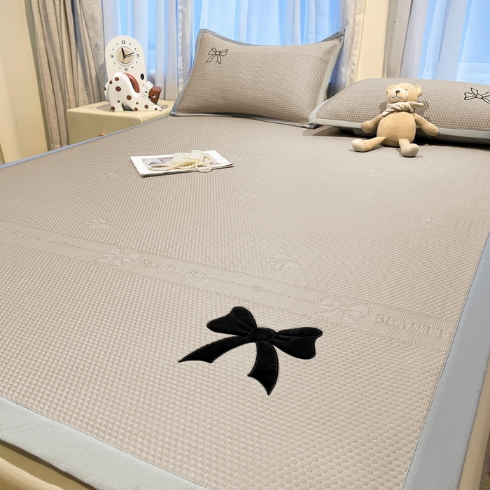 91家纺网 家纺一手货源 找家纺 （总）爱思凯家纺 2026新款凉感PE冰豆豆贴布绣软席-绮梦系列-床席款 【场景二 】