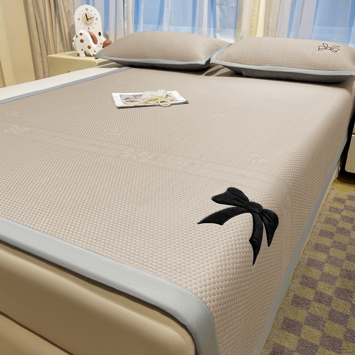 91家纺网 家纺一手货源 找家纺 （总）爱思凯家纺 2026新款凉感PE冰豆豆贴布绣软席-绮梦系列-床席款 【场景二 】