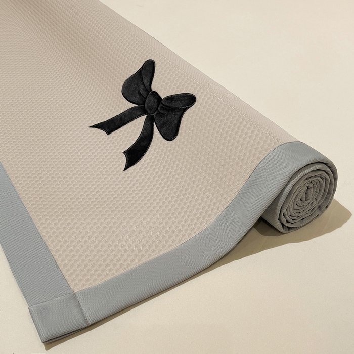 91家纺网 家纺一手货源 找家纺 （总）爱思凯家纺 2026新款凉感PE冰豆豆贴布绣软席-绮梦系列-床席款 【场景二 】