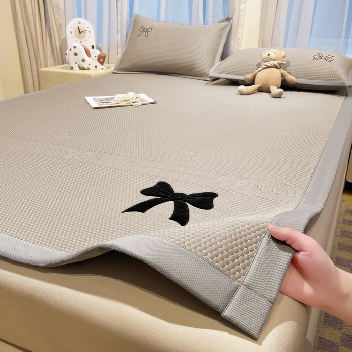 91家纺网 家纺一手货源 找家纺 （总）爱思凯家纺 2026新款凉感PE冰豆豆贴布绣软席-绮梦系列-床席款 【场景二 】