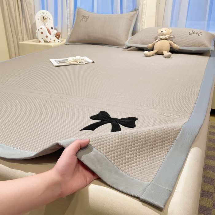 91家纺网 家纺一手货源 找家纺 （总）爱思凯家纺 2026新款凉感PE冰豆豆贴布绣软席-绮梦系列-床席款 【场景二 】