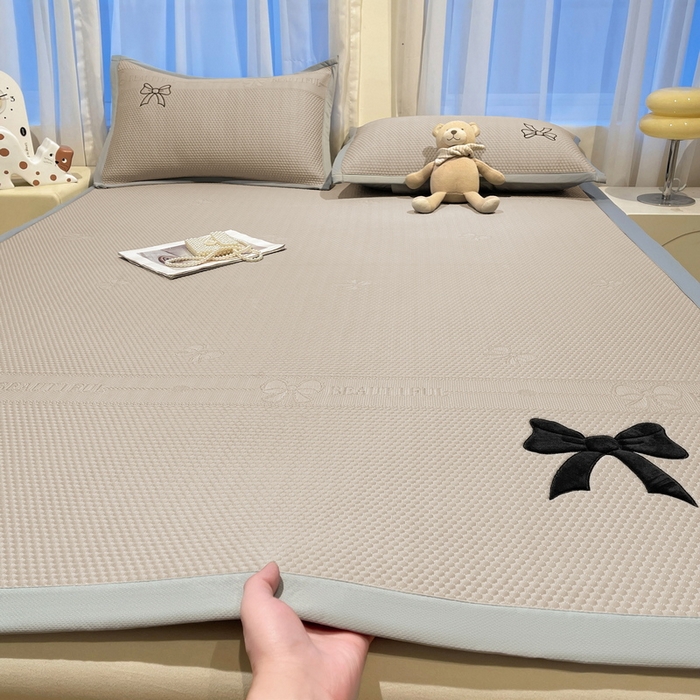 91家纺网 家纺一手货源 找家纺 （总）爱思凯家纺 2026新款凉感PE冰豆豆贴布绣软席-绮梦系列-床席款 【场景二 】