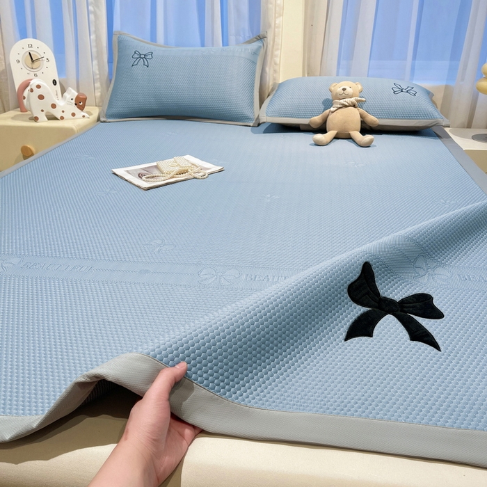 91家纺网 家纺一手货源 找家纺 （总）爱思凯家纺 2026新款凉感PE冰豆豆贴布绣软席-绮梦系列-床席款 【场景二 】