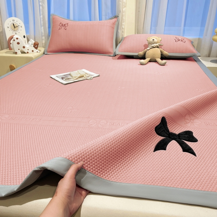 91家纺网 家纺一手货源 找家纺 （总）爱思凯家纺 2026新款凉感PE冰豆豆贴布绣软席-绮梦系列-床席款 【场景二 】