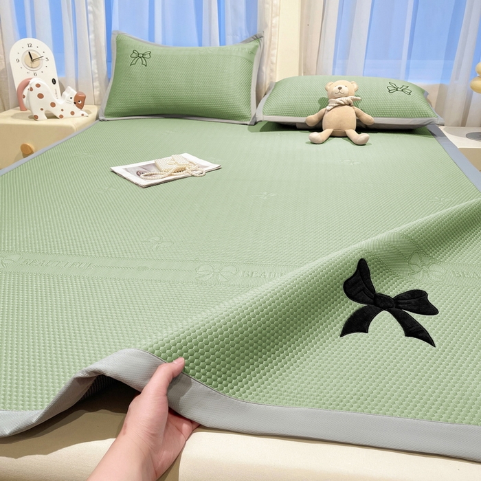 91家纺网 家纺一手货源 找家纺 （总）爱思凯家纺 2026新款凉感PE冰豆豆贴布绣软席-绮梦系列-床席款 【场景二 】