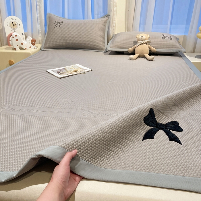 91家纺网 家纺一手货源 找家纺 （总）爱思凯家纺 2026新款凉感PE冰豆豆贴布绣软席-绮梦系列-床席款 【场景二 】