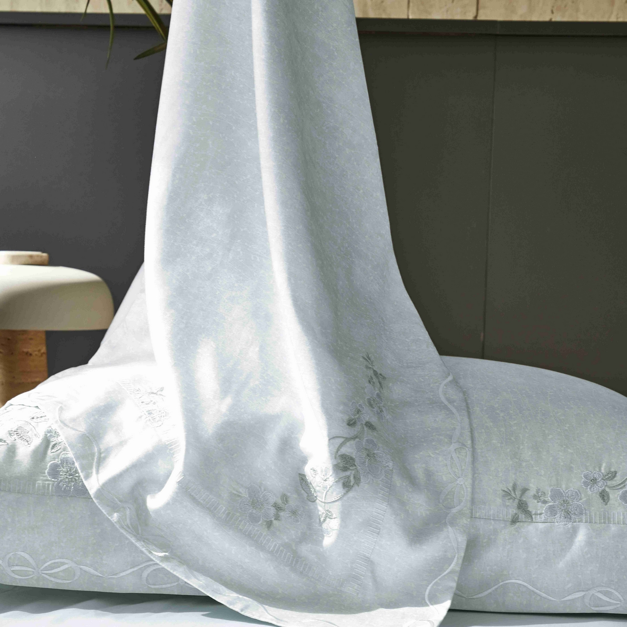 91家纺网 家纺一手货源 找家纺 榻尚家居 2026新款天丝棉绣花四件套-阑珊 璀璨蓝