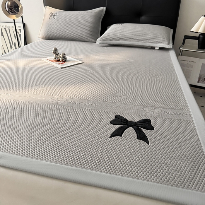 91家纺网 家纺一手货源 找家纺 （总）爱思凯家纺 2026新款凉感PE冰豆豆贴布绣软席-绮梦系列-床席款 【场景一】