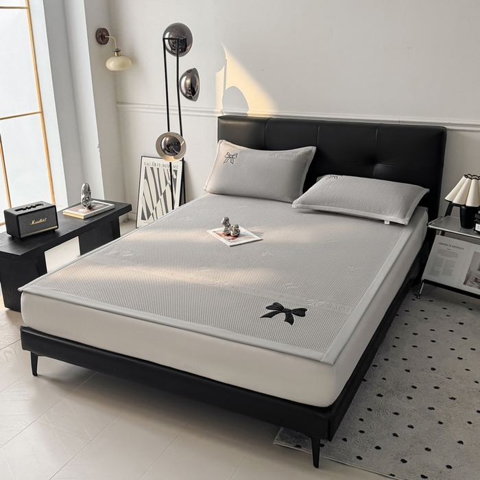 91家纺网 家纺一手货源 找家纺 （总）爱思凯家纺 2026新款凉感PE冰豆豆贴布绣软席-绮梦系列-床席款 【场景一】