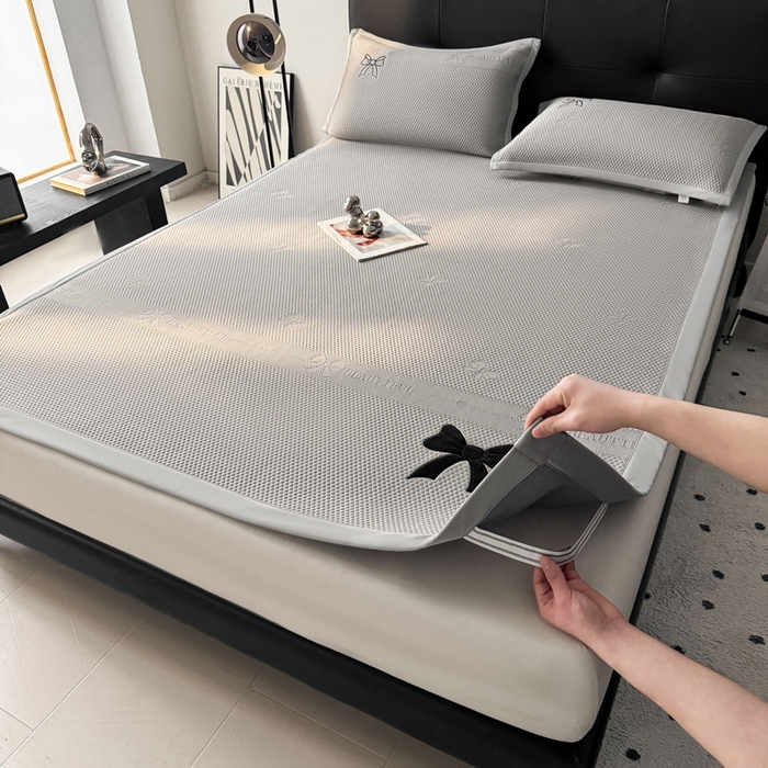 91家纺网 家纺一手货源 找家纺 （总）爱思凯家纺 2026新款凉感PE冰豆豆贴布绣软席-绮梦系列-床席款 【场景一】