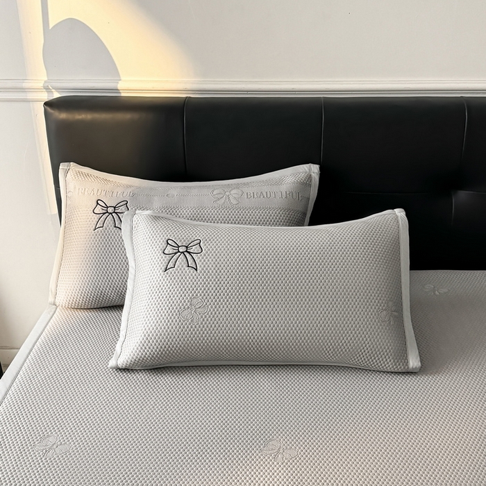 91家纺网 家纺一手货源 找家纺 （总）爱思凯家纺 2026新款凉感PE冰豆豆贴布绣软席-绮梦系列-床席款 【场景一】