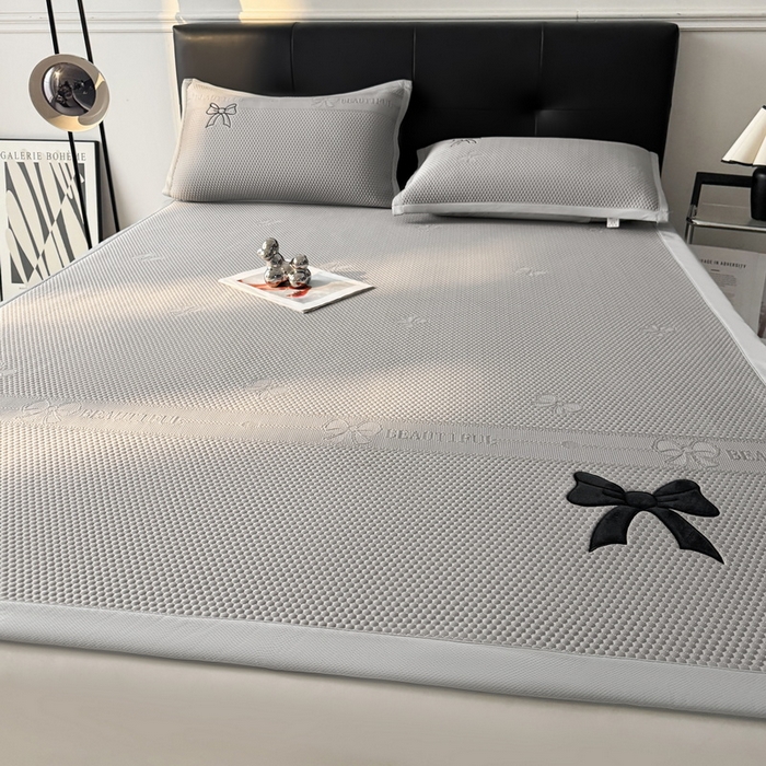 91家纺网 家纺一手货源 找家纺 （总）爱思凯家纺 2026新款凉感PE冰豆豆贴布绣软席-绮梦系列-床席款 【场景一】