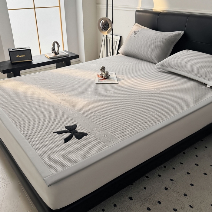 91家纺网 家纺一手货源 找家纺 （总）爱思凯家纺 2026新款凉感PE冰豆豆贴布绣软席-绮梦系列-床席款 【场景一】