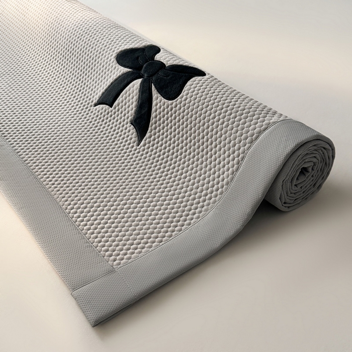 91家纺网 家纺一手货源 找家纺 （总）爱思凯家纺 2026新款凉感PE冰豆豆贴布绣软席-绮梦系列-床席款 【场景一】