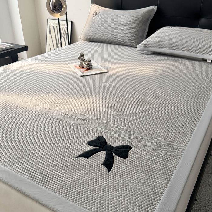 91家纺网 家纺一手货源 找家纺 （总）爱思凯家纺 2026新款凉感PE冰豆豆贴布绣软席-绮梦系列-床席款 【场景一】