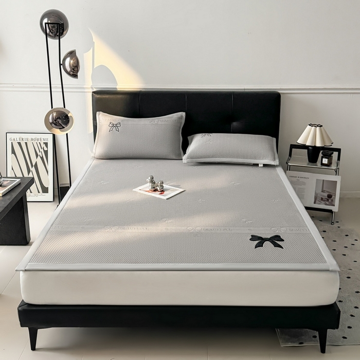 91家纺网 家纺一手货源 找家纺 （总）爱思凯家纺 2026新款凉感PE冰豆豆贴布绣软席-绮梦系列-床席款 【场景一】