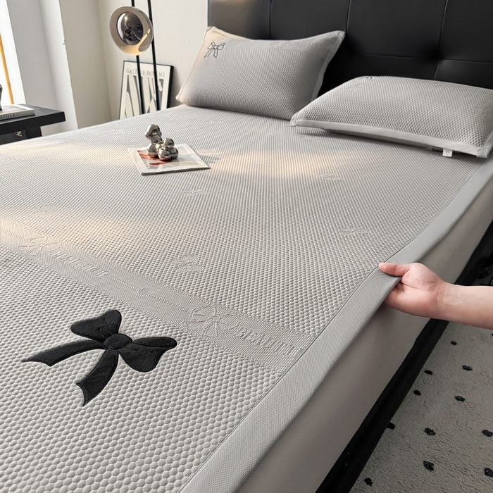 91家纺网 家纺一手货源 找家纺 （总）爱思凯家纺 2026新款凉感PE冰豆豆贴布绣软席-绮梦系列-床席款 【场景一】