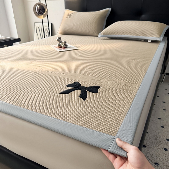 91家纺网 家纺一手货源 找家纺 （总）爱思凯家纺 2026新款凉感PE冰豆豆贴布绣软席-绮梦系列-床席款 【场景一】