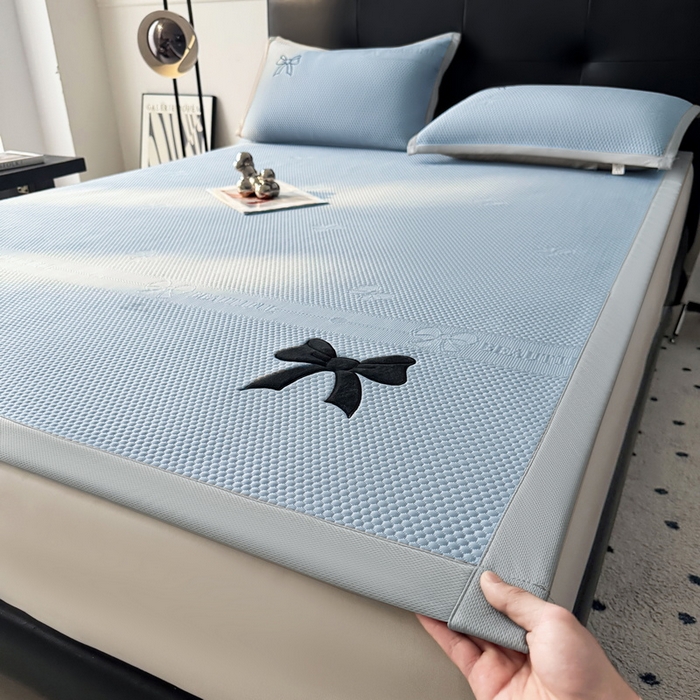 91家纺网 家纺一手货源 找家纺 （总）爱思凯家纺 2026新款凉感PE冰豆豆贴布绣软席-绮梦系列-床席款 【场景一】
