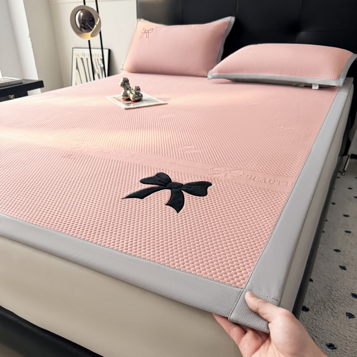 91家纺网 家纺一手货源 找家纺 （总）爱思凯家纺 2026新款凉感PE冰豆豆贴布绣软席-绮梦系列-床席款 【场景一】