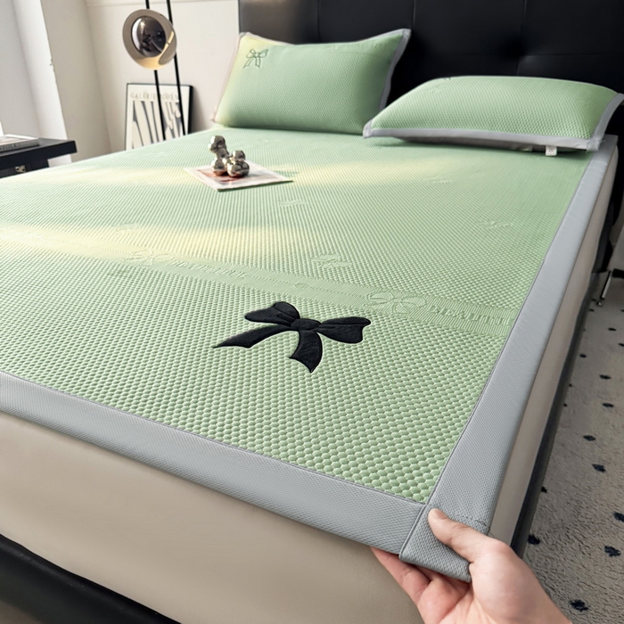 91家纺网 家纺一手货源 找家纺 （总）爱思凯家纺 2026新款凉感PE冰豆豆贴布绣软席-绮梦系列-床席款 【场景一】
