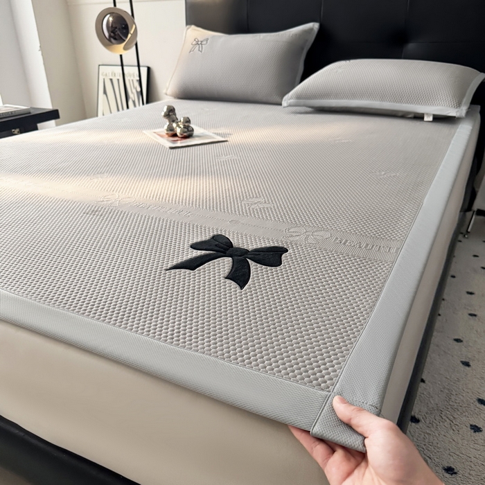 91家纺网 家纺一手货源 找家纺 （总）爱思凯家纺 2026新款凉感PE冰豆豆贴布绣软席-绮梦系列-床席款 【场景一】